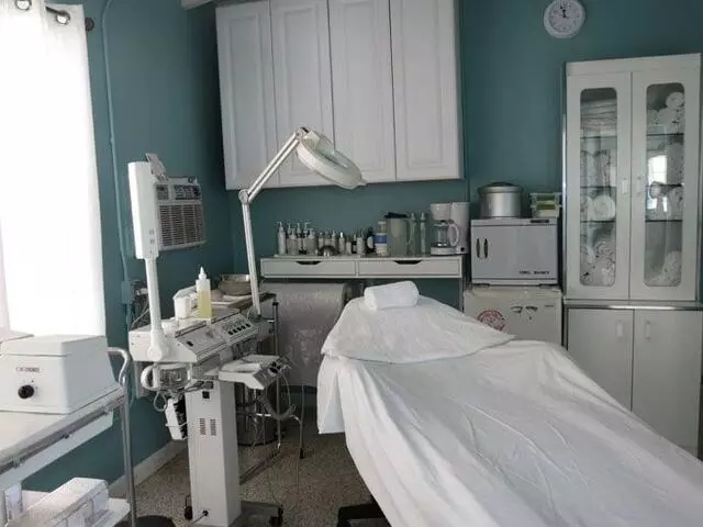 A Couple Gals’ Salon